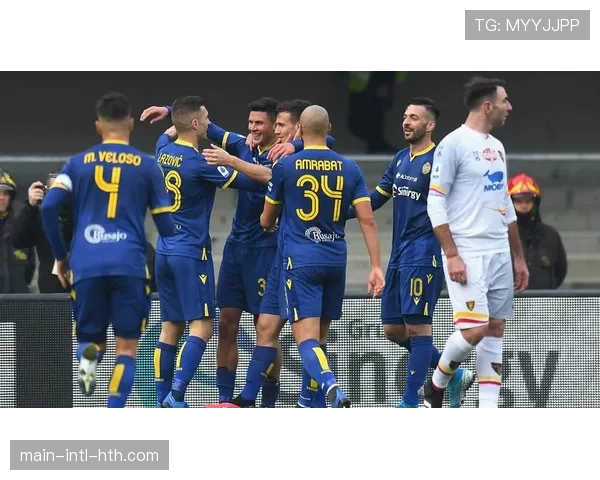 维罗纳主场暴雨导致场地积水，比赛推迟一小时并更换用球